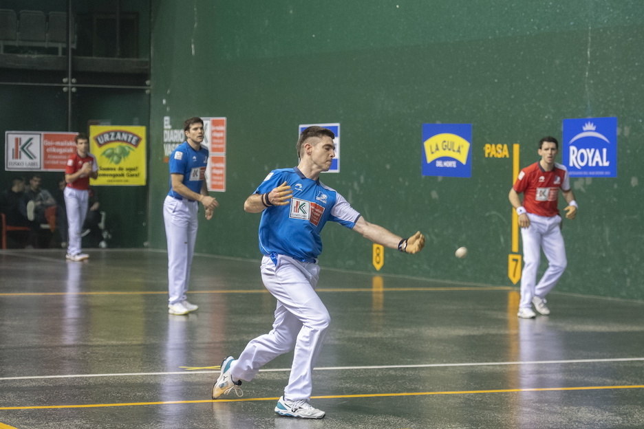 Irribarria, ezkerrez, Altuna III.ena ezustean harrapatu nahian.