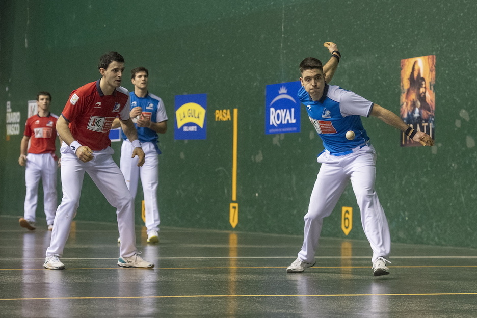 Irribarria, pilotari begira, adi-adi.