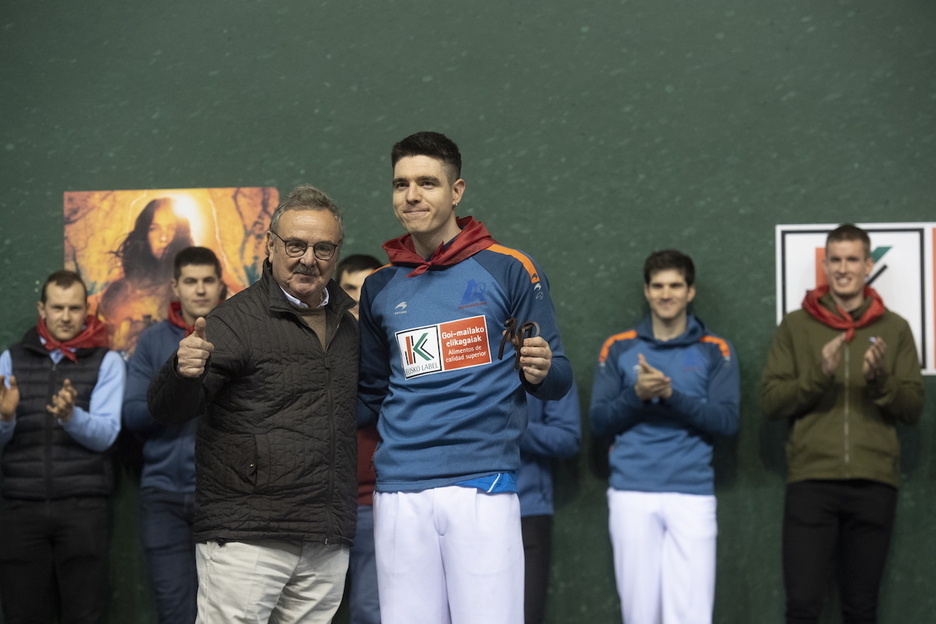 Fernando Bidartek, Aspeko Administrari Bakarrak, Iñigo Manterola margolari eta eskultorearen oroigarria eman dio. 