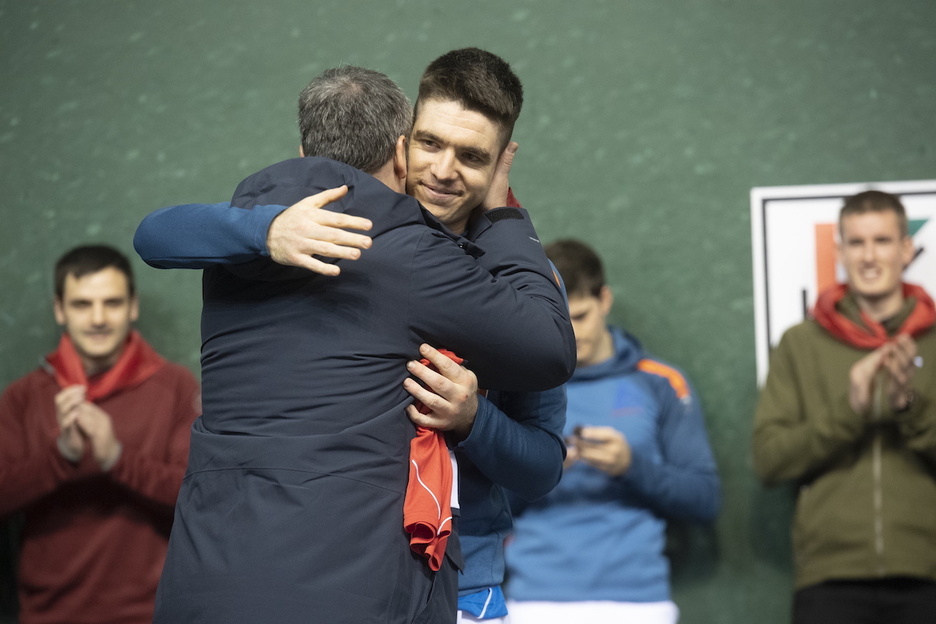 Edu Uribesalgok, Ternua Groupeko Berrikuntza eta Iraunkortasuneko zuzendariak, Irribarriaren alaba Neiari neurrira eginiko pilotari kamiseta eman dio.