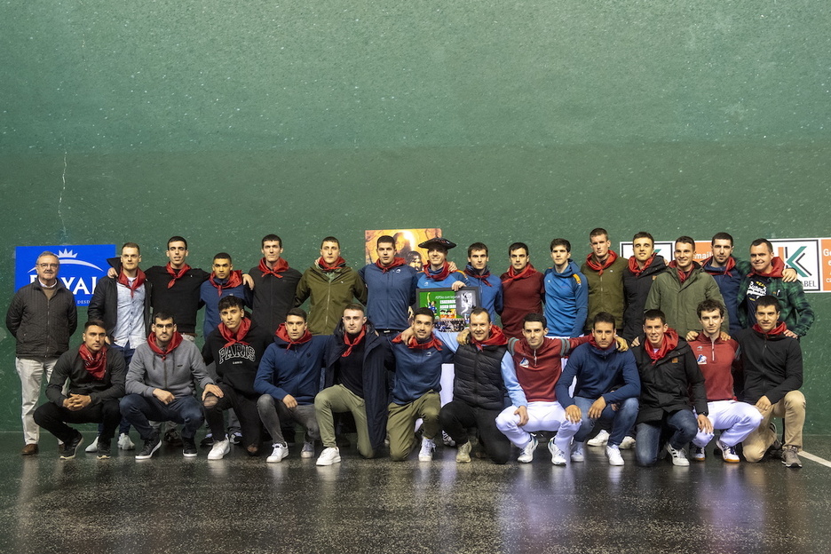 Koadroko pilotari guztiekin, taldeko argazkia.