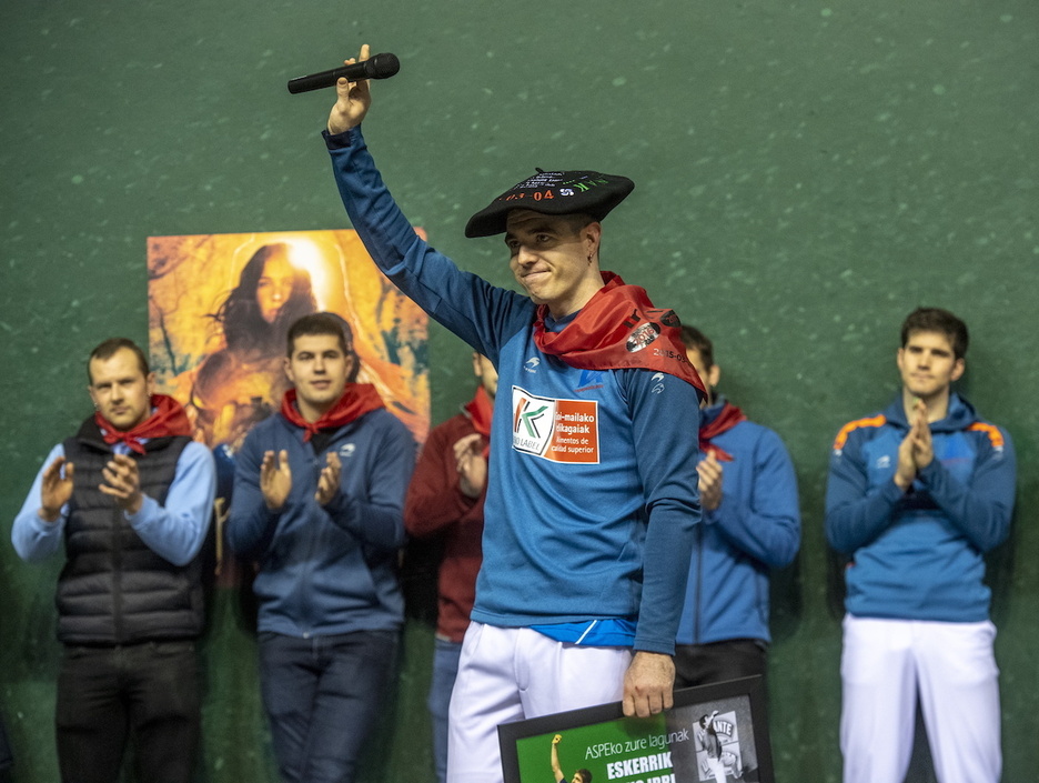 Irribarria, txapela soinean eta oroigarriak eskuetan, hitza hartzear. 