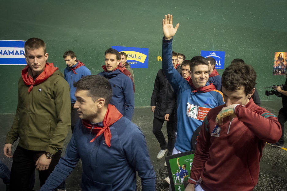 Irribarria, irribarrea ahoan, zaleak agurtzen. 