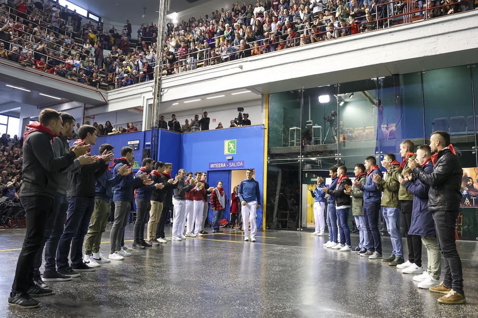 Azken partida hasi aurretik, pilotariek pasilloa egin diote, txalo zaparrada bat eskainiz.