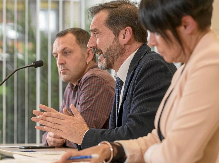 Iñigo Urrutia, erdian, 2019an egindako agerraldi batean.