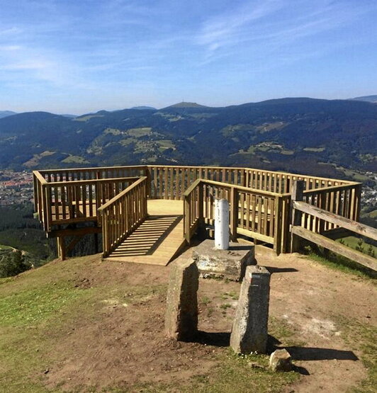 Mirador instalado por el Ayuntamiento de Zalla en la cima del monte Ilso Eguen.