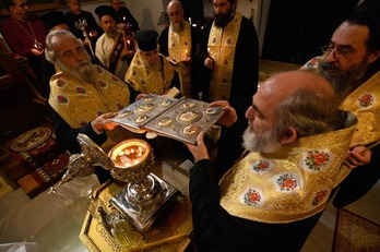 Bendición en el Santo Sepulcro de Jerusalén del aceite vegano con el que será ungido Carlos III.