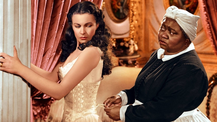 Scarlett O'Hara (Vivien Leigh) y Mammy (Hattie McDaniel), en una escena de este clásico.