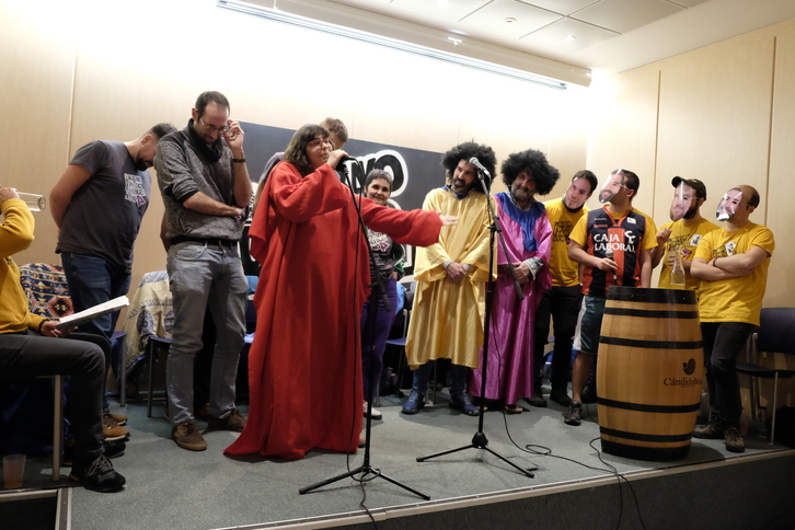 Bastidan jokatu zen finalaurrekoa. Lanean, ‘Errexala’ taldea.