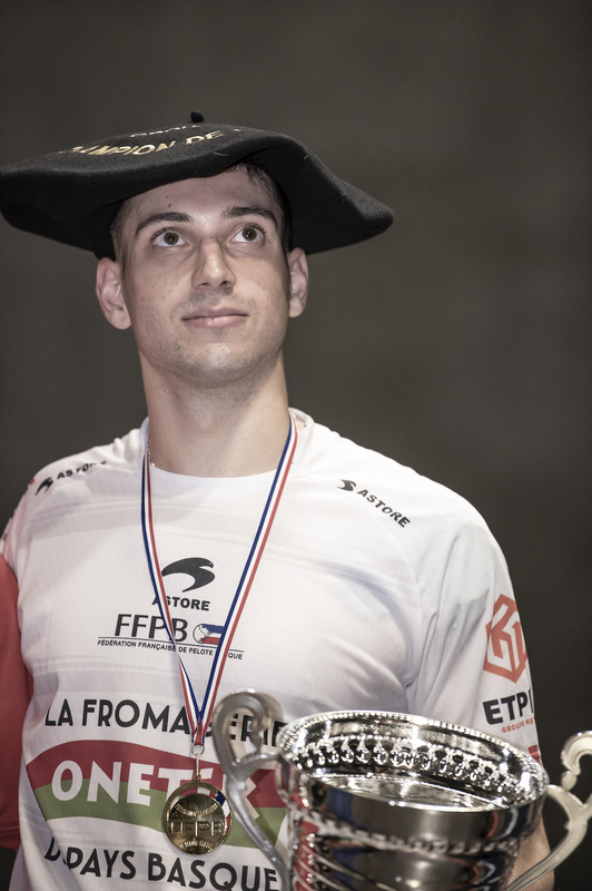 Luis Sanchez, txapelik preziatuena buruan duela.