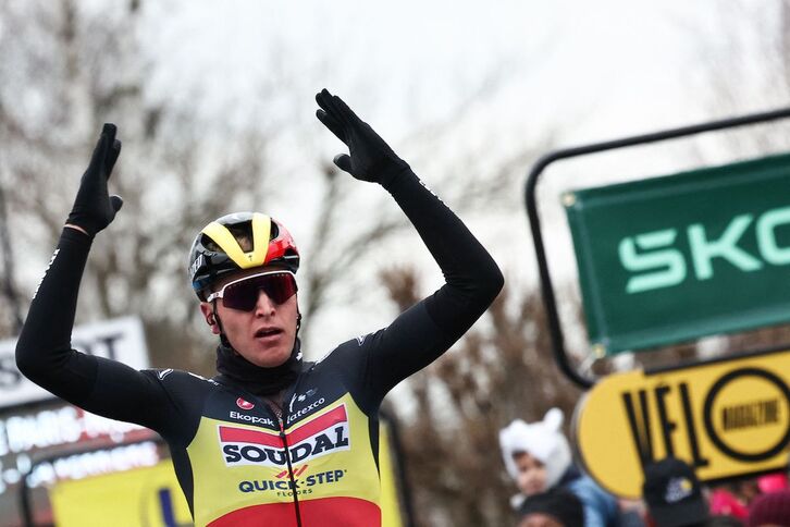 Merlier celebra la victoria de la primera etapa de la París-Niza. 