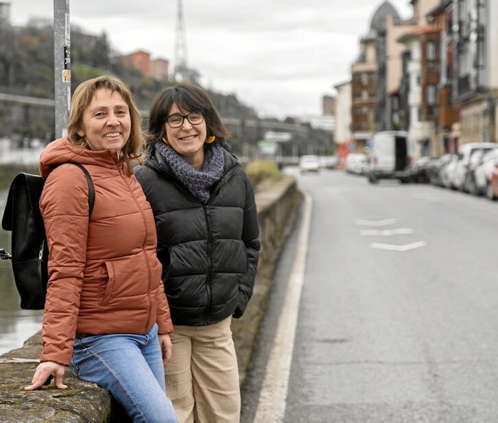 Iraide Artetxe y Sandra Garcia, de la asociación vecinal Erribera Bizirik, han contado a GARA la situación de los vecinos del barrio de Deustuibarra.