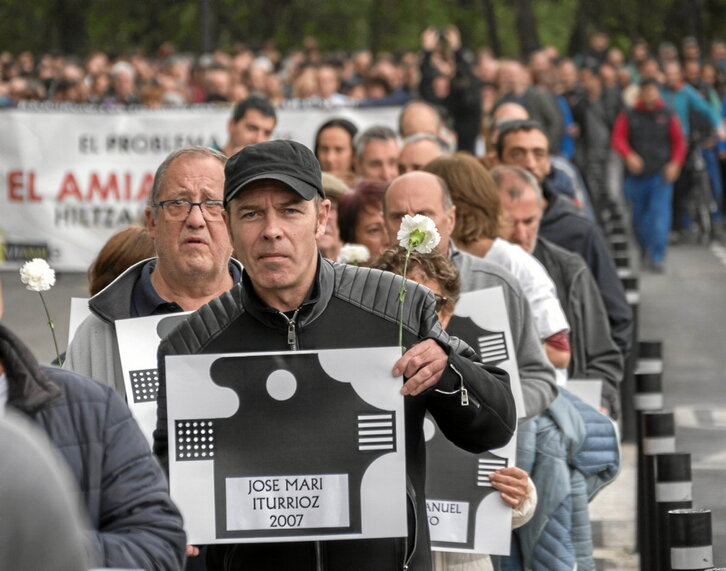 CAFeko langileen manifestazioa, amiantoak eragindako heriotzak salatzeko.