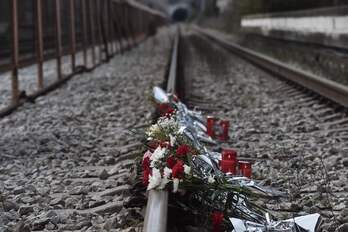 Flores sobre una vía ferroviaria en Grecia recuerdan a las víctimas del accidente. 