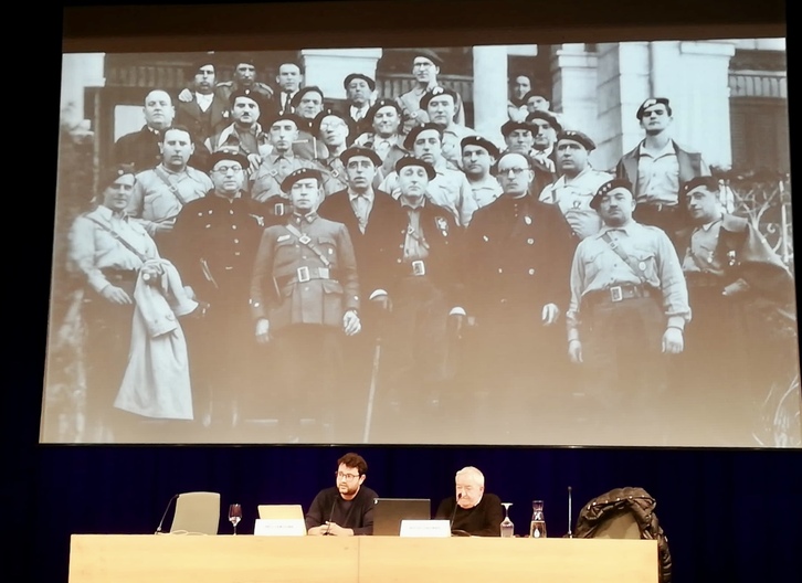 Kepa Ordoki elkarteko kideak, hitzaldia ematen.