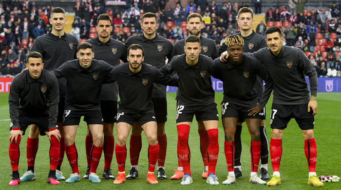 El once titular en Vallecas posa con la camiseta retro en homenaje a Iribar. (@AthleticClub) El once titular en Vallecas posa con la camiseta retro en homenaje a Iribar. (@AthleticClub)