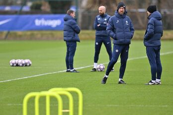 El técnico del Chelsea, Graham Potter, drante el entrenamiento de este lunes.