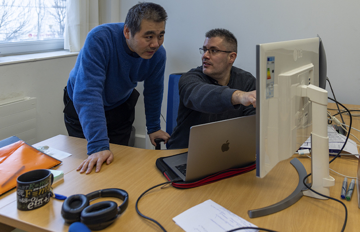 Irudian, Xi Chen eta Mikel Sanz ikertzaileak.