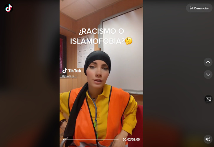 Gasteizko gazte batek TikTok bidez salatu du ez dutela jatetxe batean lanerako hartu beloa janzteagatik.