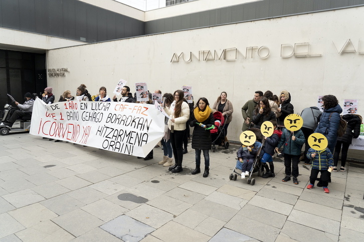 Concentración de las trabajadoras del CAF ante el Ayuntamiento de Eguesibar.