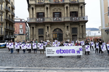 Martxoaren 8aren bezperan, Iruñerriko Bilgune Feministak eta Sarek irakurketa bateratua egin dute euskal emakume presoen egoerari buruz.