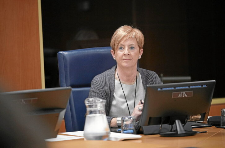 Arantxa Tapia compareció ayer ante el Parlamento de Gasteiz para dar cuenta de la situación laboral de De Miguel.