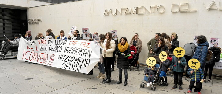 Las trabajadoras del CAF de Eguesibar se concentraron ante el Ayuntamiento antes de acudir al Pleno.