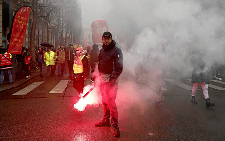 Un manifestante con una antorcha durante una protesta celebrada en la ciudad de Lille. Fueron más de 260 las      marchas que recorrieron el Hexágono.