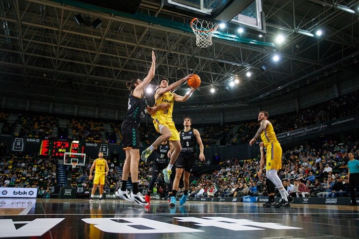 Leandro Bomaro intenta encestar ante la defensa de Bilbao Basket.
