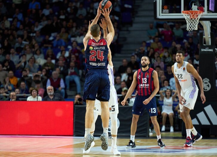 Momento en el que Costello lanza el triple que a la postre ha sido ganador.