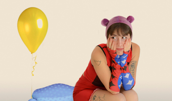 Sara Delgado artista donostiarrak Coachella bezalako jaialdietan jarri du musika ‘Brava’ izenaren azpian.