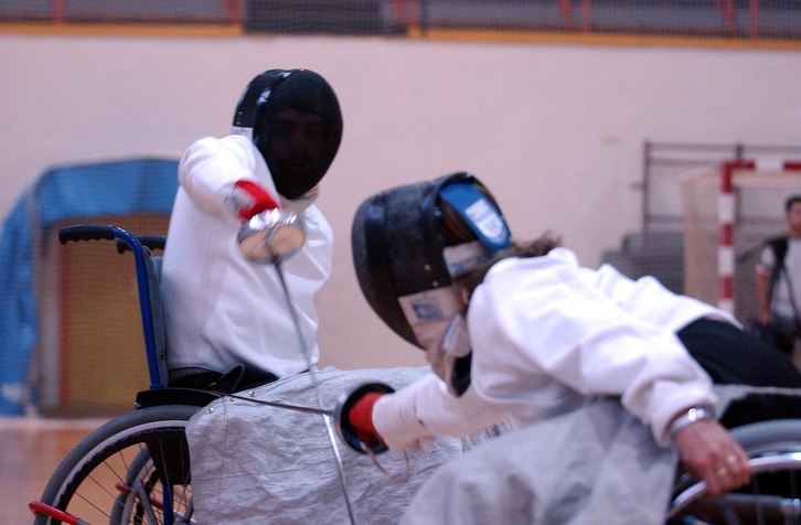 Haurren arteko eskrima saioa, artxiboko irudian.