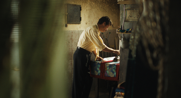 Saleh Bakri trabajando en su taller de costura de la Medina de Salé.