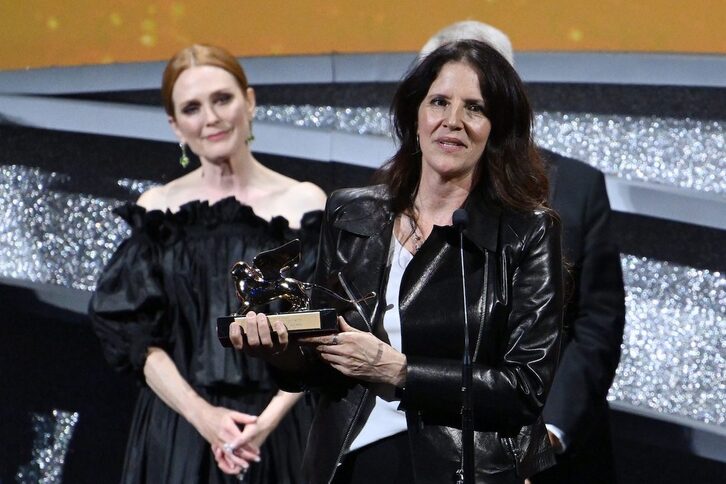 Laura Poitras con el León de Oro ganado en la Mostra de Venecia.