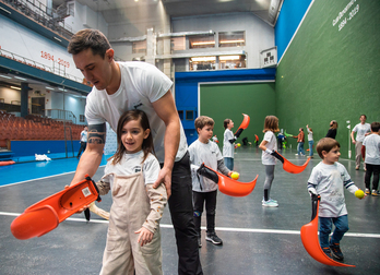 Jon Zabaleta Bilboko saioan ume bati zesta nola hartzen den erakusten.