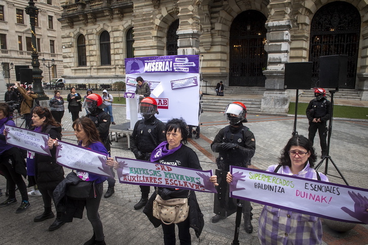 Cordón de la Ertzaintza mientras intervenía la secretaria general de LAB, Garbiñe Aranburu.