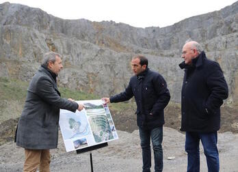 El candidato del PNV a la alcaldía y el director del EVE en el acto.