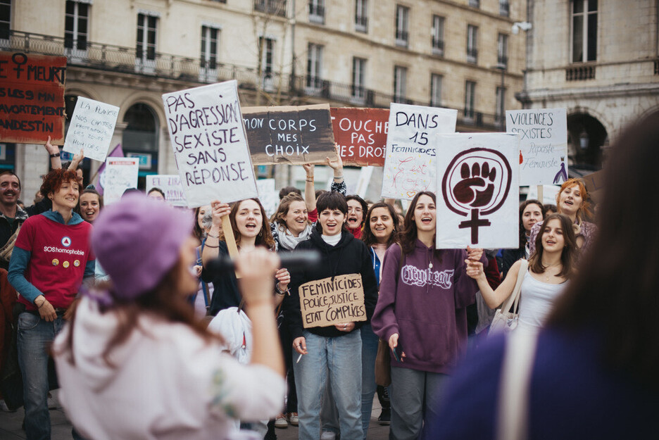 La manifestions du collectif féministe M8 a occupée le carreau des Halles à Bayonne. 