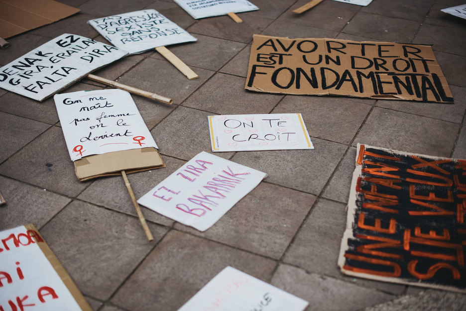 À partir de 15 heures, des pancartes aux slogans percutants étaient de sortie en cette Journée internationale des droits des femmes
