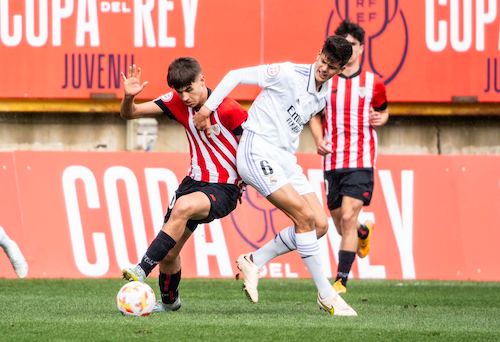 El delantero navarro Txus Vizcay pugna por la pelota. (@AthleticClub) El delantero navarro Txus Vizcay pugna por la pelota. (@AthleticClub)