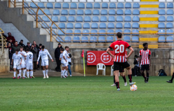 Los jugadores del Real Madrid celebran el tanto inicial de Nico Paz. 
