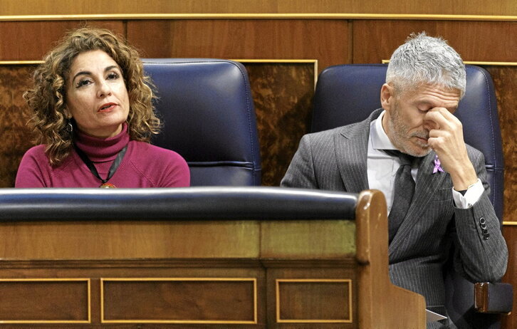 Fernando Grande-Marlaska, pensativo, junto a la ministra de Hacienda, María Jesús Montero, ayer en el Congreso.