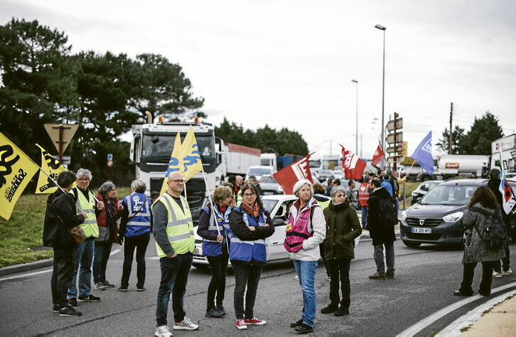 Zamaketariek atzo abiatu zuten Baionako portuaren blokeoari eutsiko dioten erabakiko dute gaur.