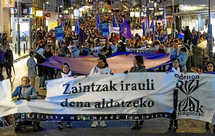 De derecha a izda., cabecera de la manifestación de Gasteiz, acto final en Bilbo, bandera que abría la marcha en Iruñea y una joven protestando en Baiona.