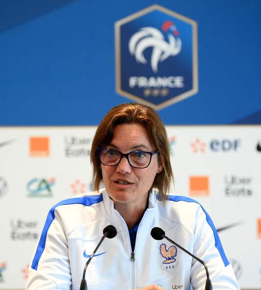 Corinne Diacre dando una rueda de prensa de la Eurocopa que se jugó el pasado año.