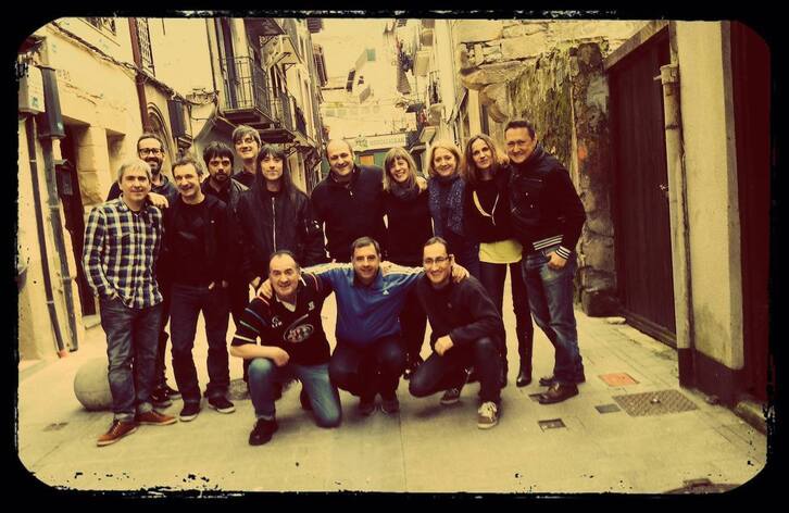 Mikel Karmona, behean ezkerrean, musika munduko hainbat lagunekin, tartean Kaki Arkarazo, Mikel Kazalis eta Fermin Muguruza. (FACEBOOK FERMIN MUGURUZA)