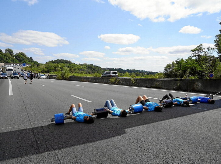Activistas encadenadas a bidones y tumbadas en el asfalto de la A63 el 23 de julio de 2022.