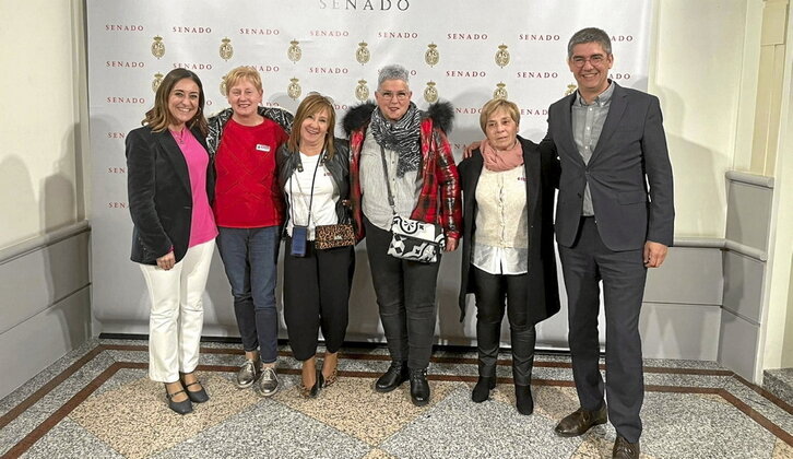 Bideguren eta Elejabarrieta senatariak, saregile, neskatila eta paketatzaile batzuekin.