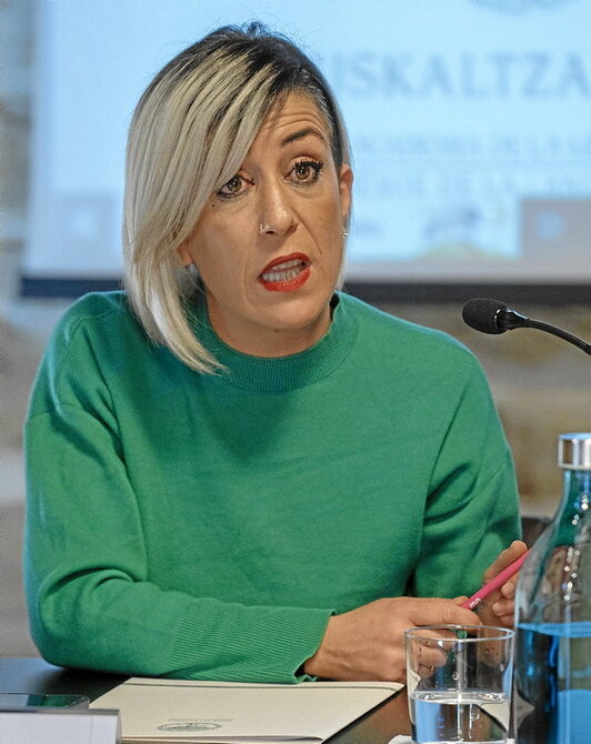 Nagore Ipiña, Huheziko dekanoa, aurkezpenean.