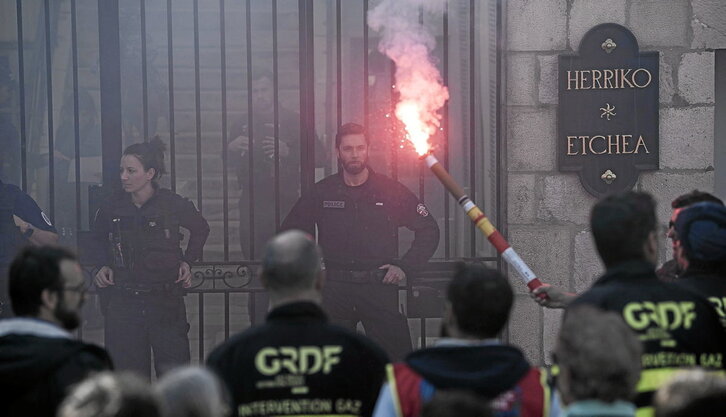 Donibane Lohizuneko tren geltokian elkartu eta Herriko Etxera joan ziren grebalariek erakundea argirik gabe utzi zuten.